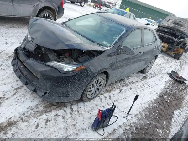 5YFBURHE8HP585414 2017 TOYOTA COROLLA - Image 2