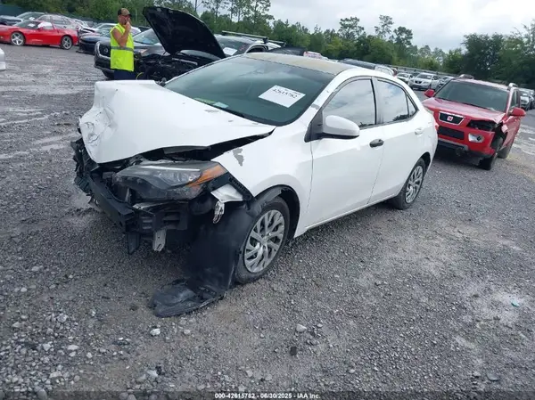 5YFBURHE8HP586479 2017 TOYOTA COROLLA - Image 2