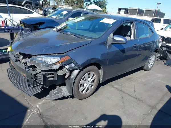 5YFBURHE8HP587471 2017 TOYOTA COROLLA - Image 2