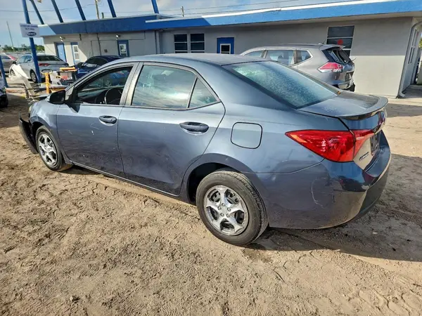 5YFBURHE8HP590225 2017 TOYOTA COROLLA - Image 2