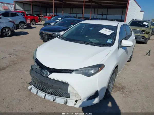 5YFBURHE8HP607265 2017 TOYOTA COROLLA - Image 2