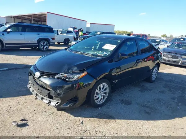 5YFBURHE8HP608240 2017 TOYOTA COROLLA - Image 2