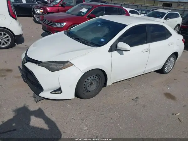 5YFBURHE8HP636135 2017 TOYOTA COROLLA - Image 2