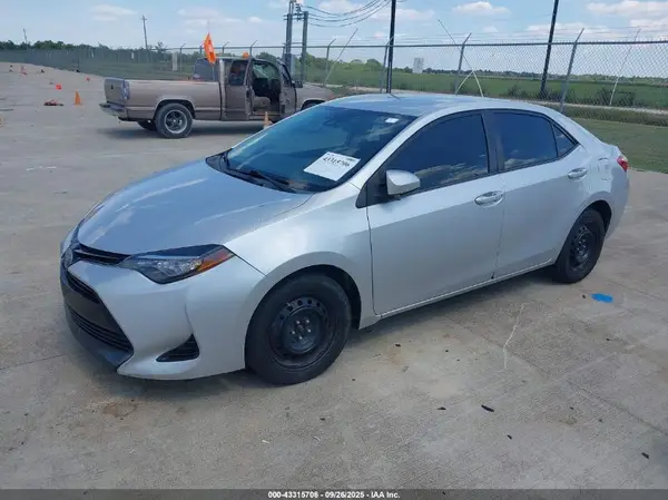 5YFBURHE8HP638855 2017 TOYOTA COROLLA - Image 2
