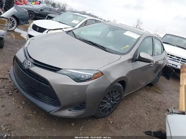 5YFBURHE8HP656157 2017 TOYOTA COROLLA - Image 2