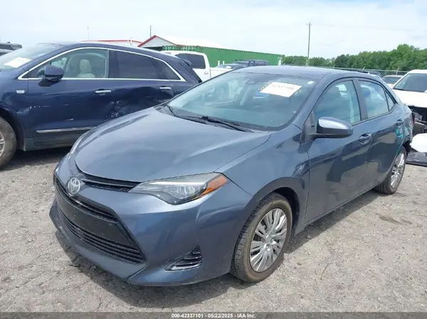 5YFBURHE8HP677302 2017 TOYOTA COROLLA - Image 2