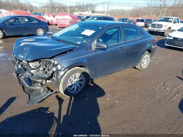5YFBURHE8HP679860 2017 TOYOTA COROLLA - Image 2