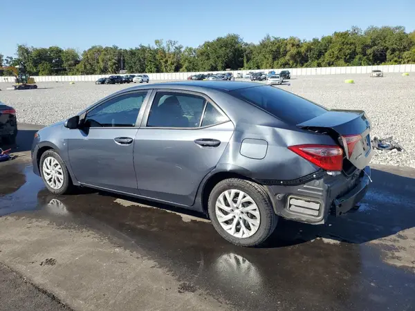 5YFBURHE8HP679924 2017 TOYOTA COROLLA - Image 2