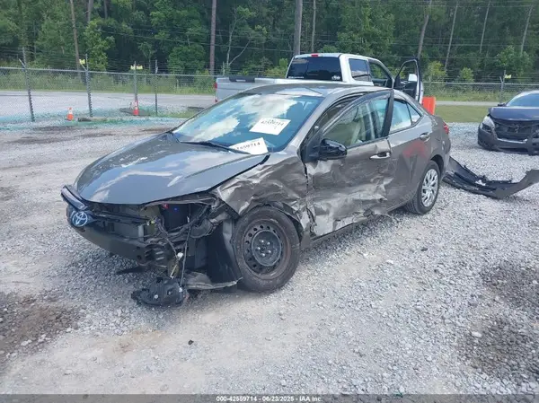 5YFBURHE8HP692138 2017 TOYOTA COROLLA - Image 2