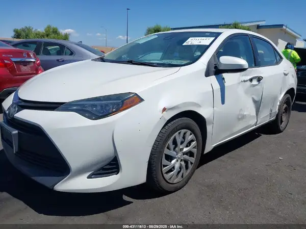 5YFBURHE8HP694097 2017 TOYOTA COROLLA - Image 2