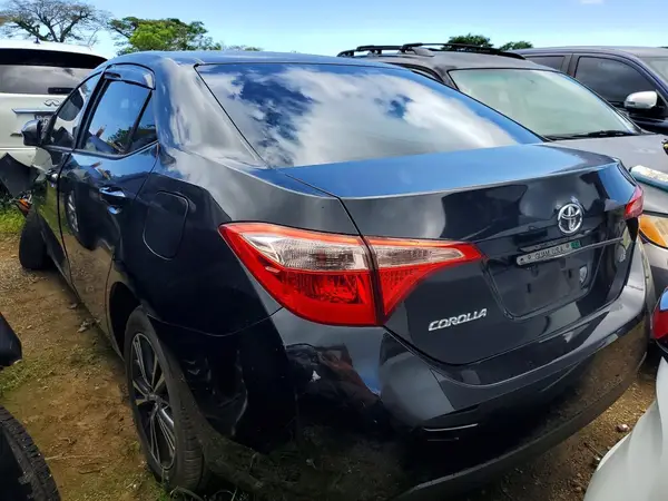 5YFBURHE8HP707009 2017 TOYOTA COROLLA - Image 2