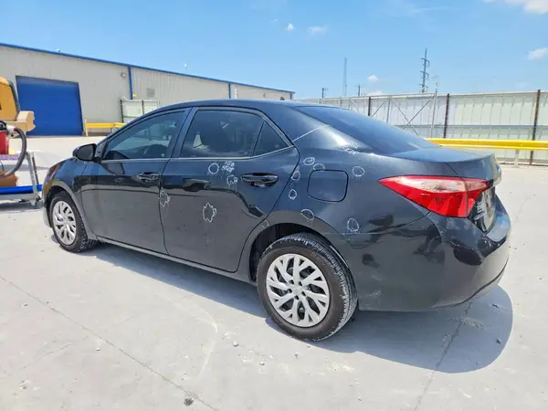 5YFBURHE8JP740324 2018 TOYOTA COROLLA - Image 2