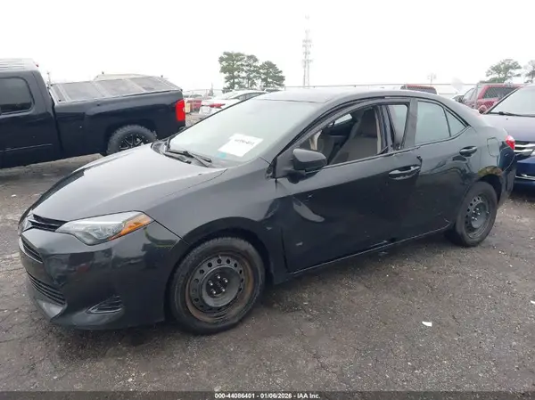 5YFBURHE8JP741019 2018 TOYOTA COROLLA - Image 2