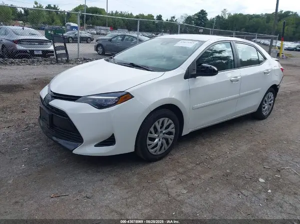 5YFBURHE8JP742235 2018 TOYOTA COROLLA - Image 2