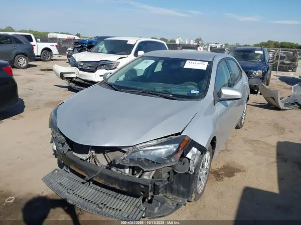 5YFBURHE8JP743370 2018 TOYOTA COROLLA - Image 2