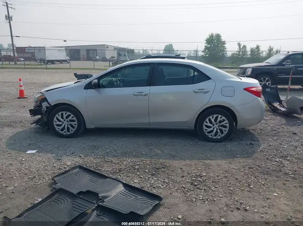 5YFBURHE8JP744647 2018 TOYOTA COROLLA - Image 2