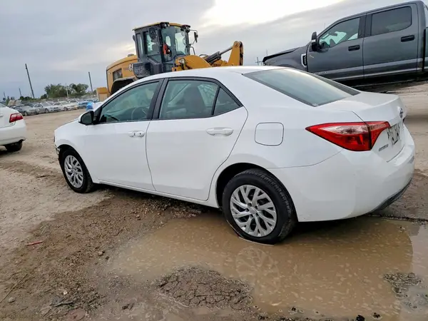 5YFBURHE8JP751940 2018 TOYOTA COROLLA - Image 2