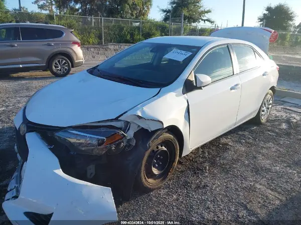 5YFBURHE8JP753672 2018 TOYOTA COROLLA - Image 2