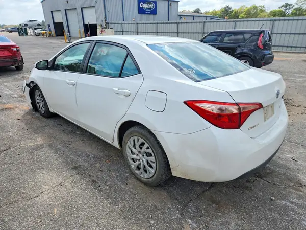 5YFBURHE8JP756250 2018 TOYOTA COROLLA - Image 2