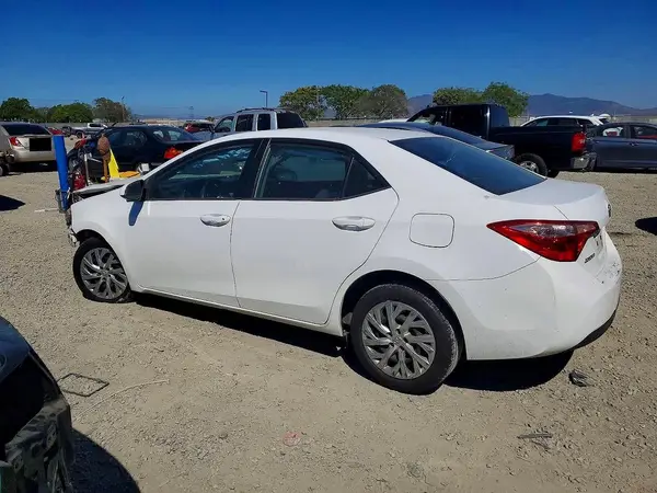 5YFBURHE8JP758449 2018 TOYOTA COROLLA - Image 2