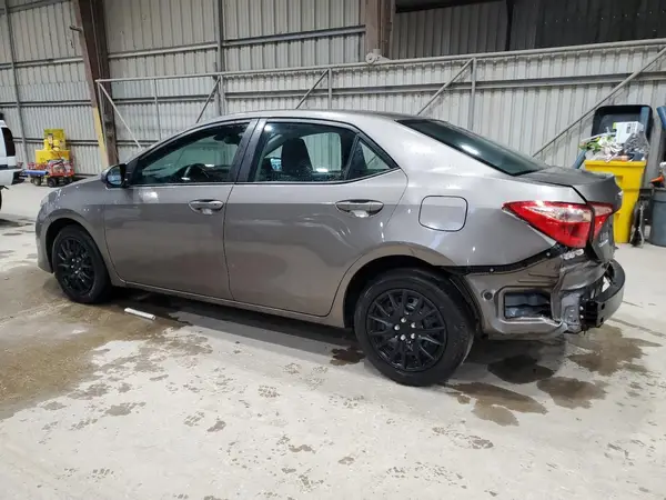 5YFBURHE8JP760637 2018 TOYOTA COROLLA - Image 2