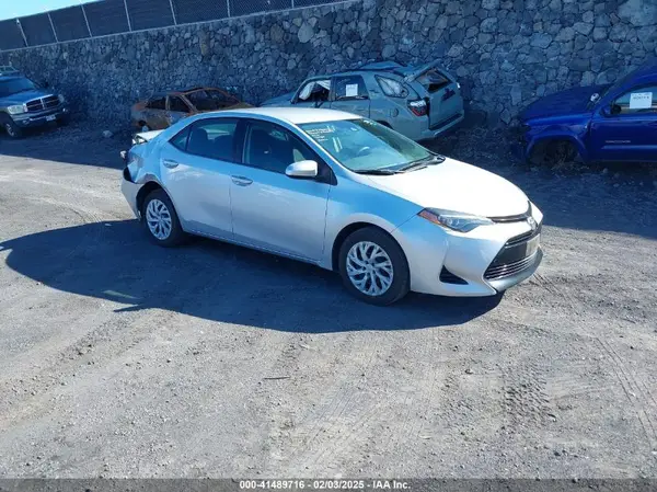 5YFBURHE8JP760881 2018 TOYOTA COROLLA - Image 1