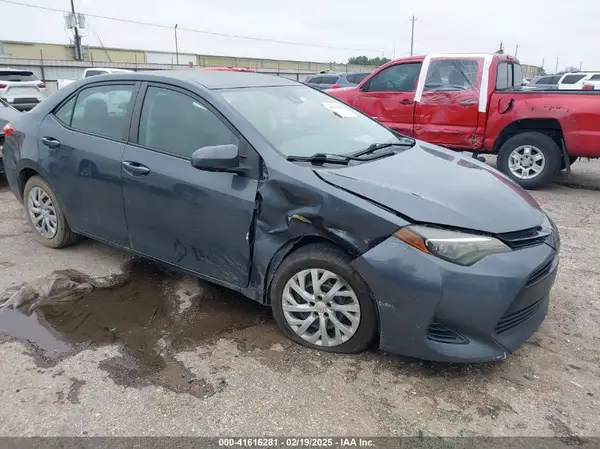 5YFBURHE8JP762341 2018 TOYOTA COROLLA - Image 1