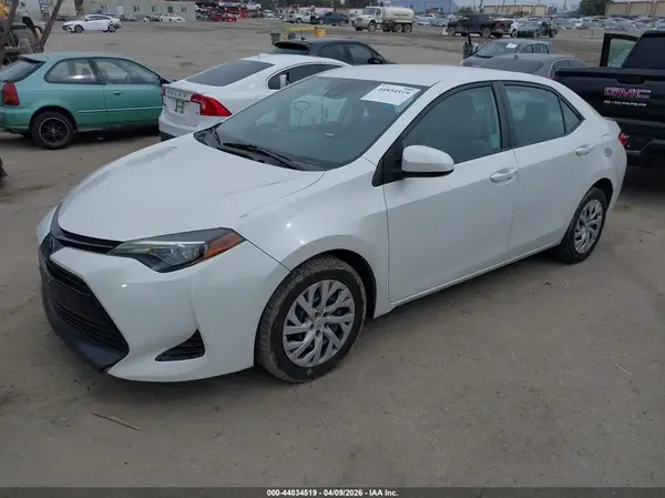 5YFBURHE8JP762436 2018 TOYOTA COROLLA - Image 2