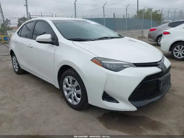 5YFBURHE8JP767054 2018 TOYOTA COROLLA - Image 1