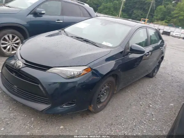 5YFBURHE8JP767801 2018 TOYOTA COROLLA - Image 2