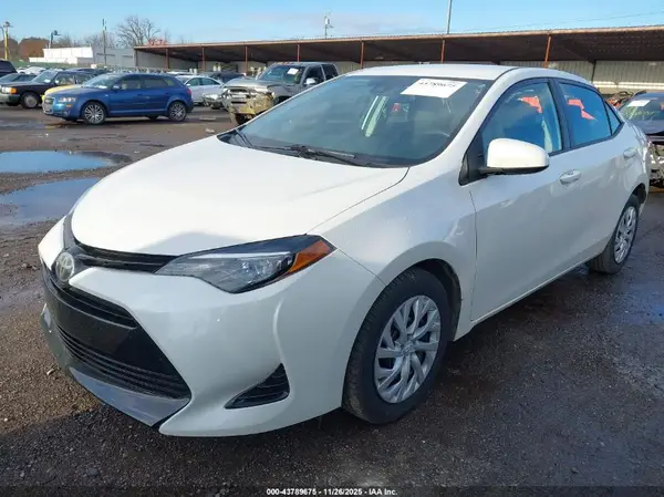 5YFBURHE8JP769046 2018 TOYOTA COROLLA - Image 2