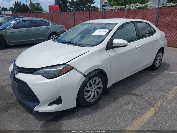 5YFBURHE8JP769404 2018 TOYOTA COROLLA - Image 2