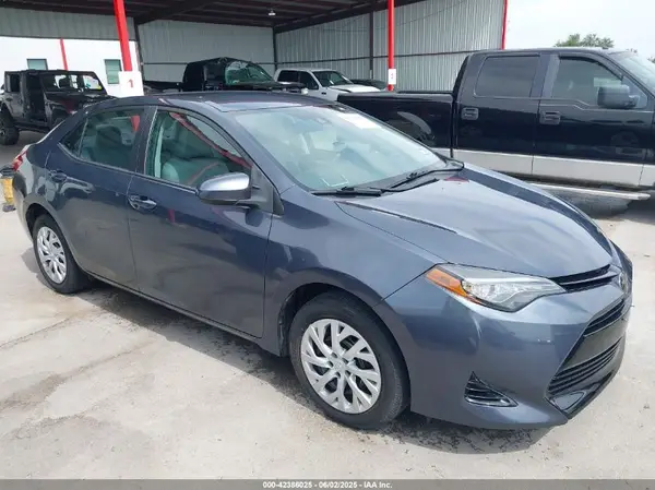 5YFBURHE8JP770696 2018 TOYOTA COROLLA - Image 1