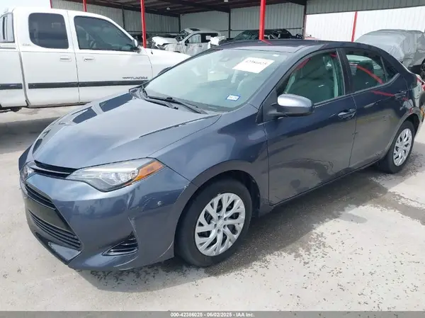 5YFBURHE8JP770696 2018 TOYOTA COROLLA - Image 2