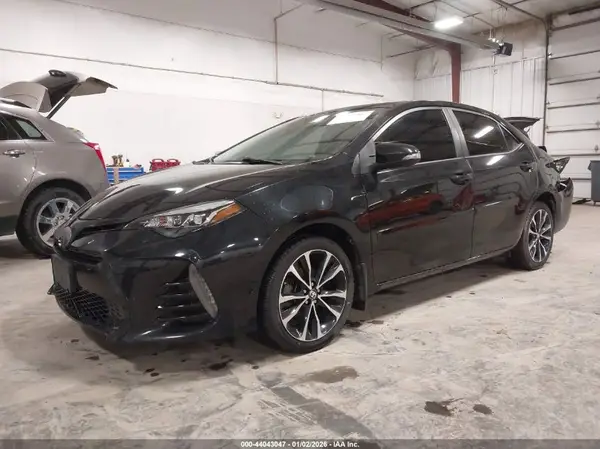5YFBURHE8JP770729 2018 TOYOTA COROLLA - Image 2