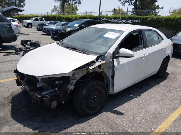 5YFBURHE8JP773694 2018 TOYOTA COROLLA - Image 2