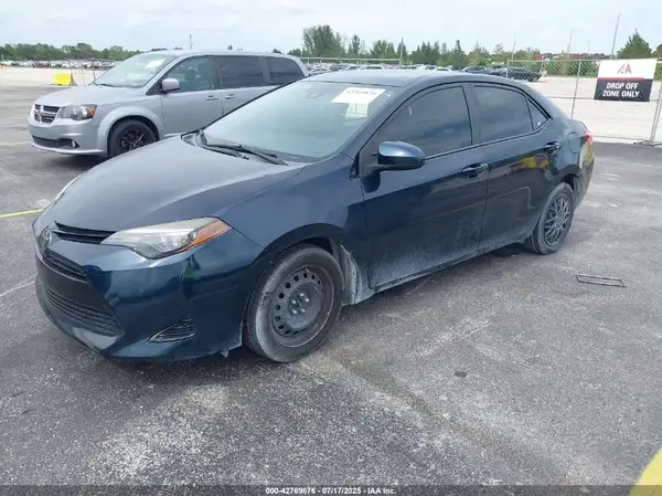 5YFBURHE8JP773856 2018 TOYOTA COROLLA - Image 2