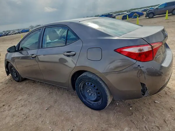 5YFBURHE8JP774991 2018 TOYOTA COROLLA - Image 2