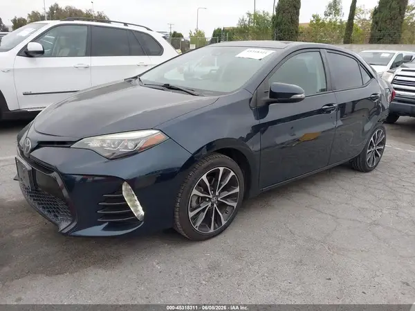 5YFBURHE8JP775610 2018 TOYOTA COROLLA - Image 2