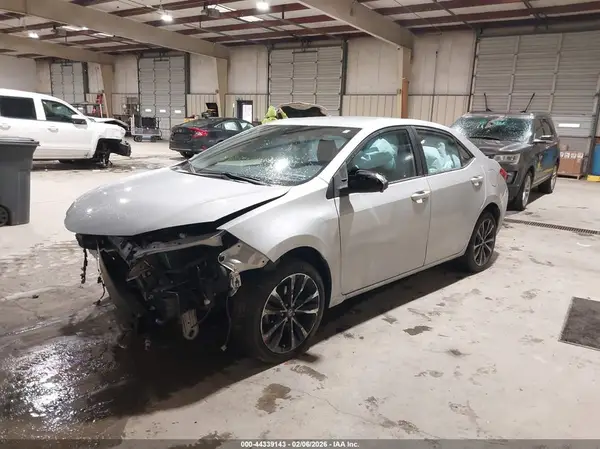 5YFBURHE8JP776840 2018 TOYOTA COROLLA - Image 2