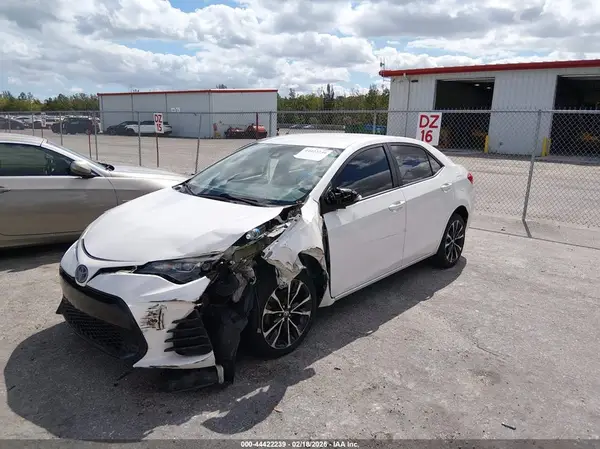 5YFBURHE8JP779723 2018 TOYOTA COROLLA - Image 2