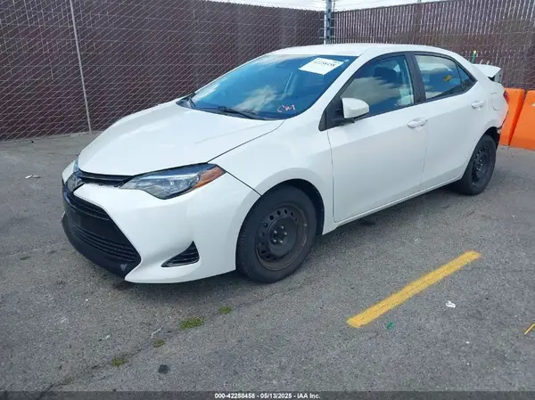 5YFBURHE8JP781309 2018 TOYOTA COROLLA - Image 2