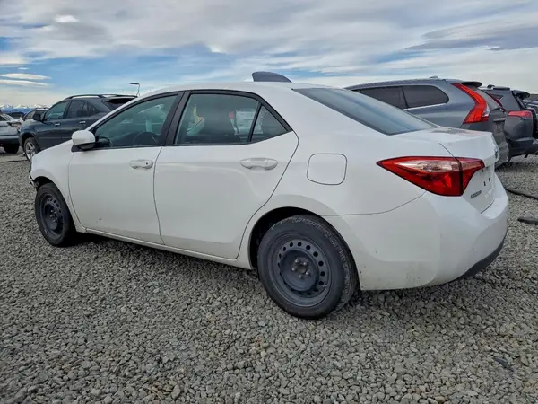 5YFBURHE8JP789118 2018 TOYOTA COROLLA - Image 2