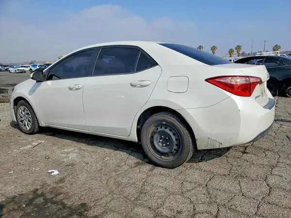 5YFBURHE8JP790236 2018 TOYOTA COROLLA - Image 2