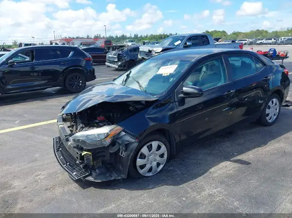 5YFBURHE8JP790723 2018 TOYOTA COROLLA - Image 2