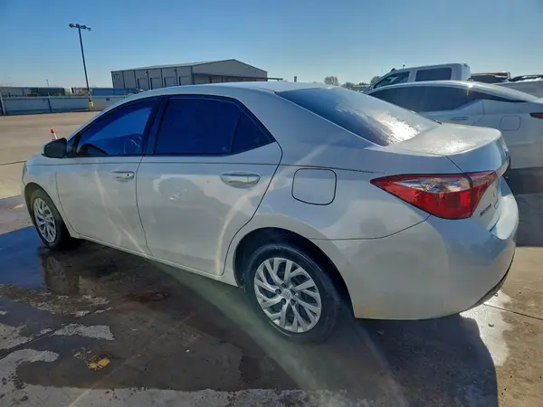 5YFBURHE8JP793377 2018 TOYOTA COROLLA - Image 2
