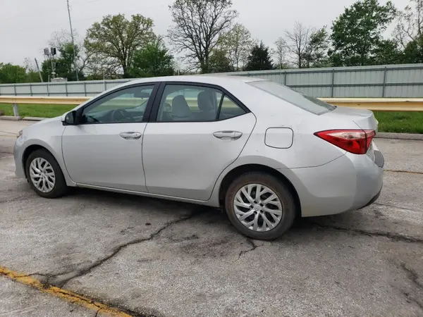 5YFBURHE8JP793394 2018 TOYOTA COROLLA - Image 2