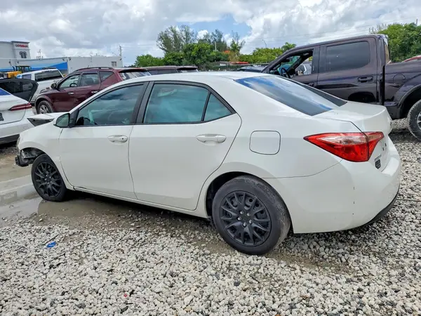 5YFBURHE8JP794965 2018 TOYOTA COROLLA - Image 2
