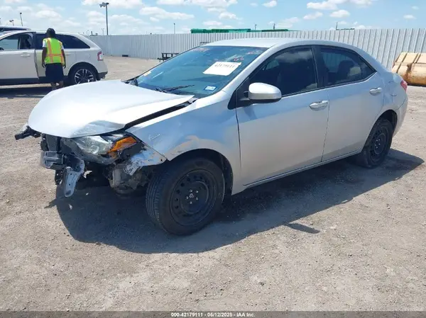 5YFBURHE8JP795047 2018 TOYOTA COROLLA - Image 2