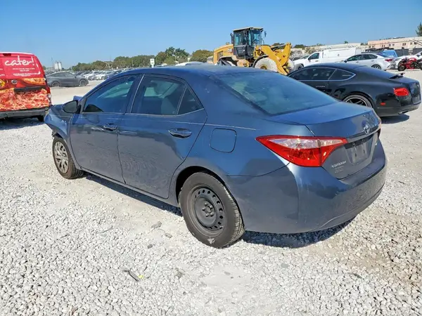 5YFBURHE8JP795615 2018 TOYOTA COROLLA - Image 2